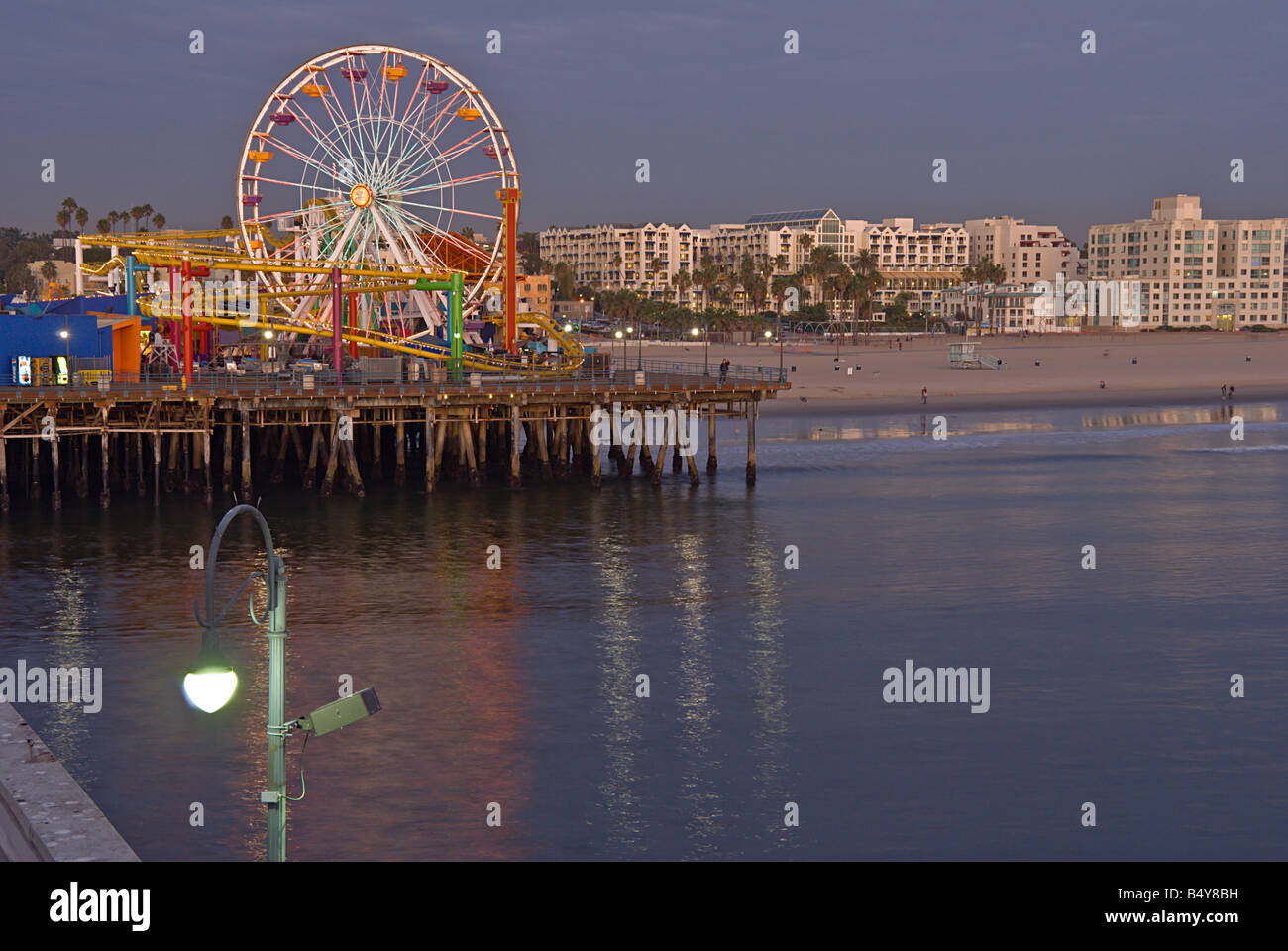 La jetée de Santa Monica en Californie, CA, Etats-Unis, Grande Roue du Pacific Park, parc d'attractions, boutiques, artistes, une arcade, restaurant Banque D'Images
