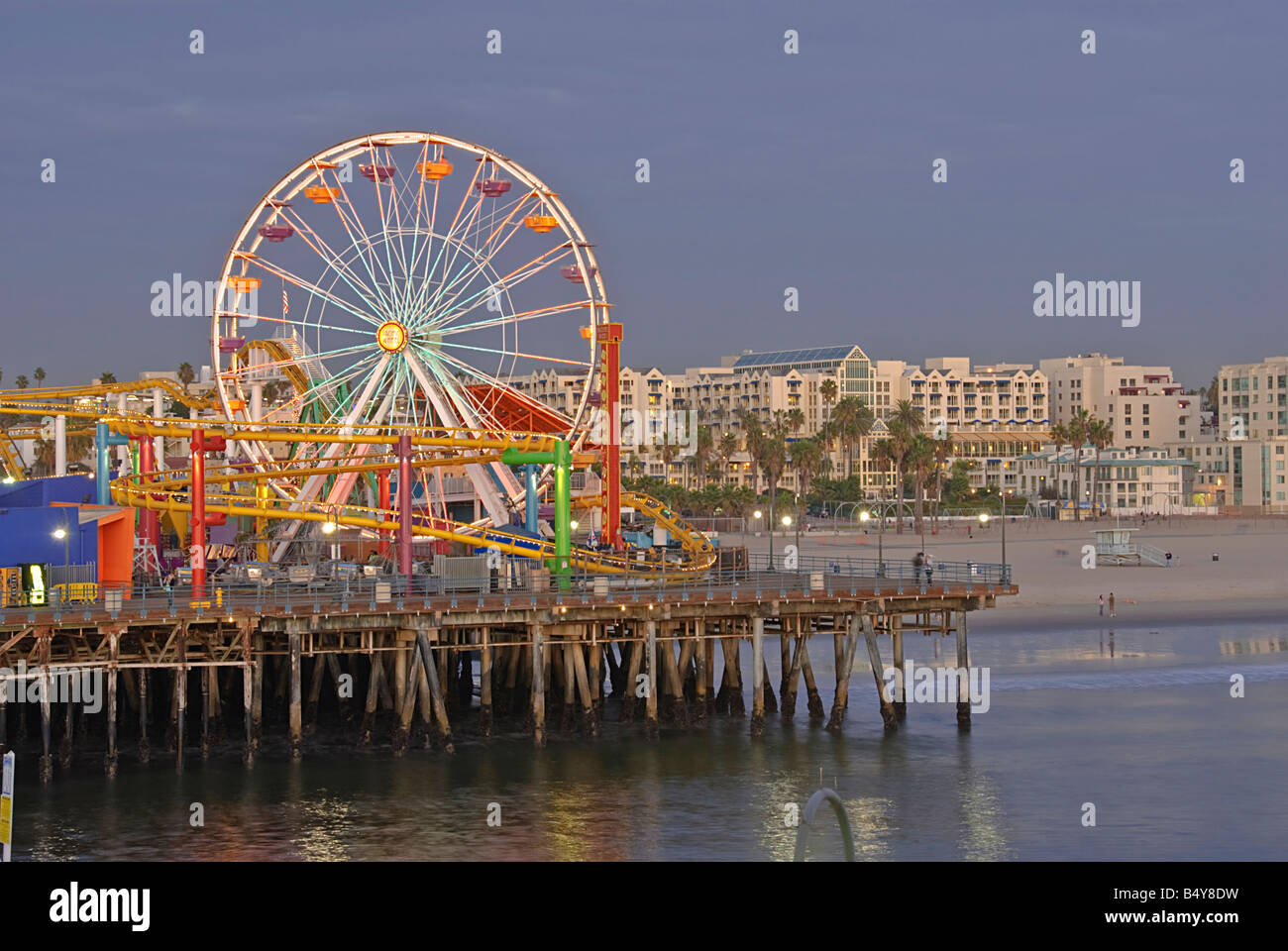 La jetée de Santa Monica en Californie, CA, Etats-Unis, Grande Roue du Pacific Park, parc d'attractions, boutiques, artistes, une arcade, restaurant Banque D'Images