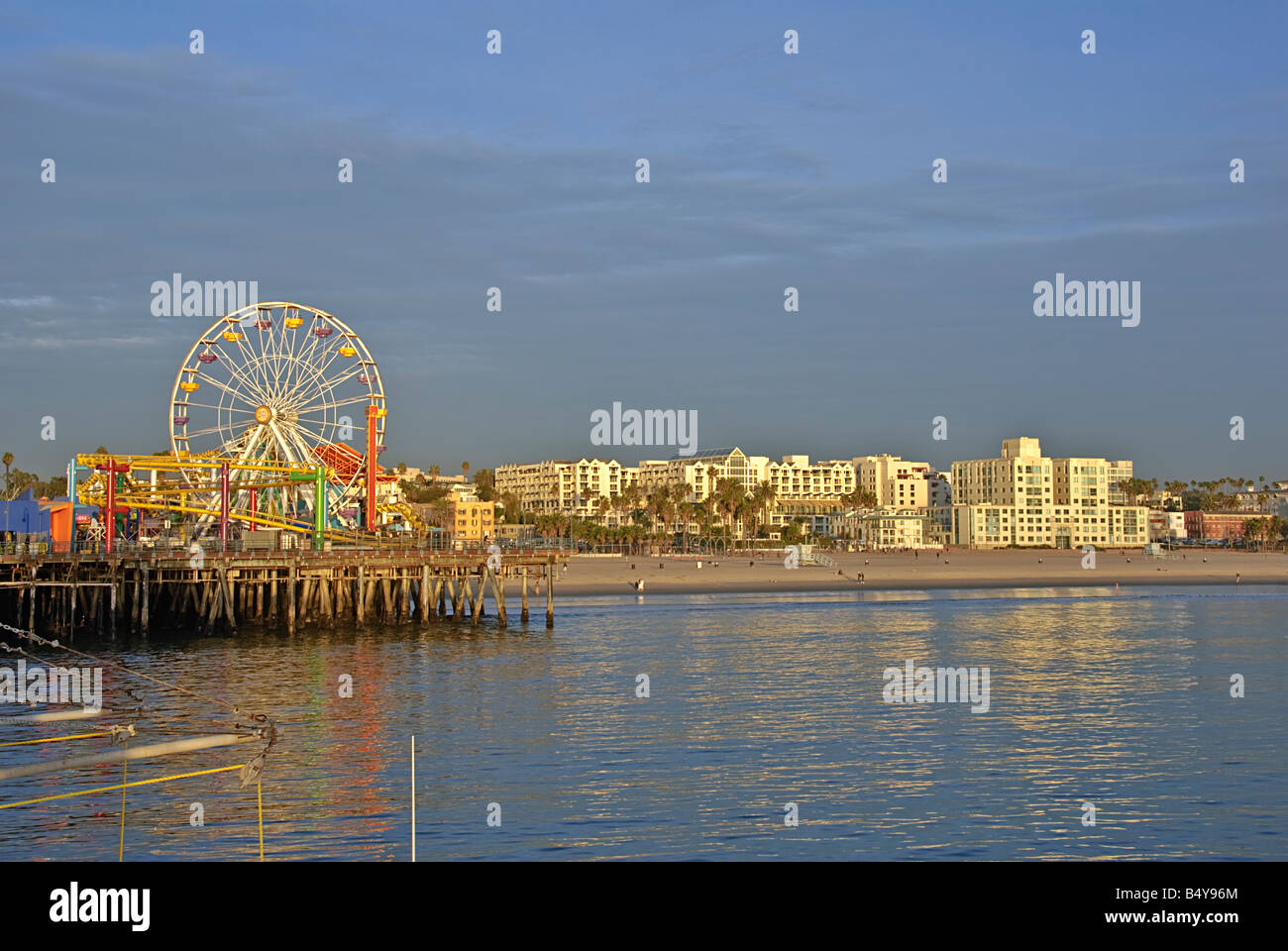La jetée de Santa Monica en Californie, CA, USA, US Pacific Park Grande Roue, amusement park, Roller Coaster Lowes Beach Hotel Banque D'Images