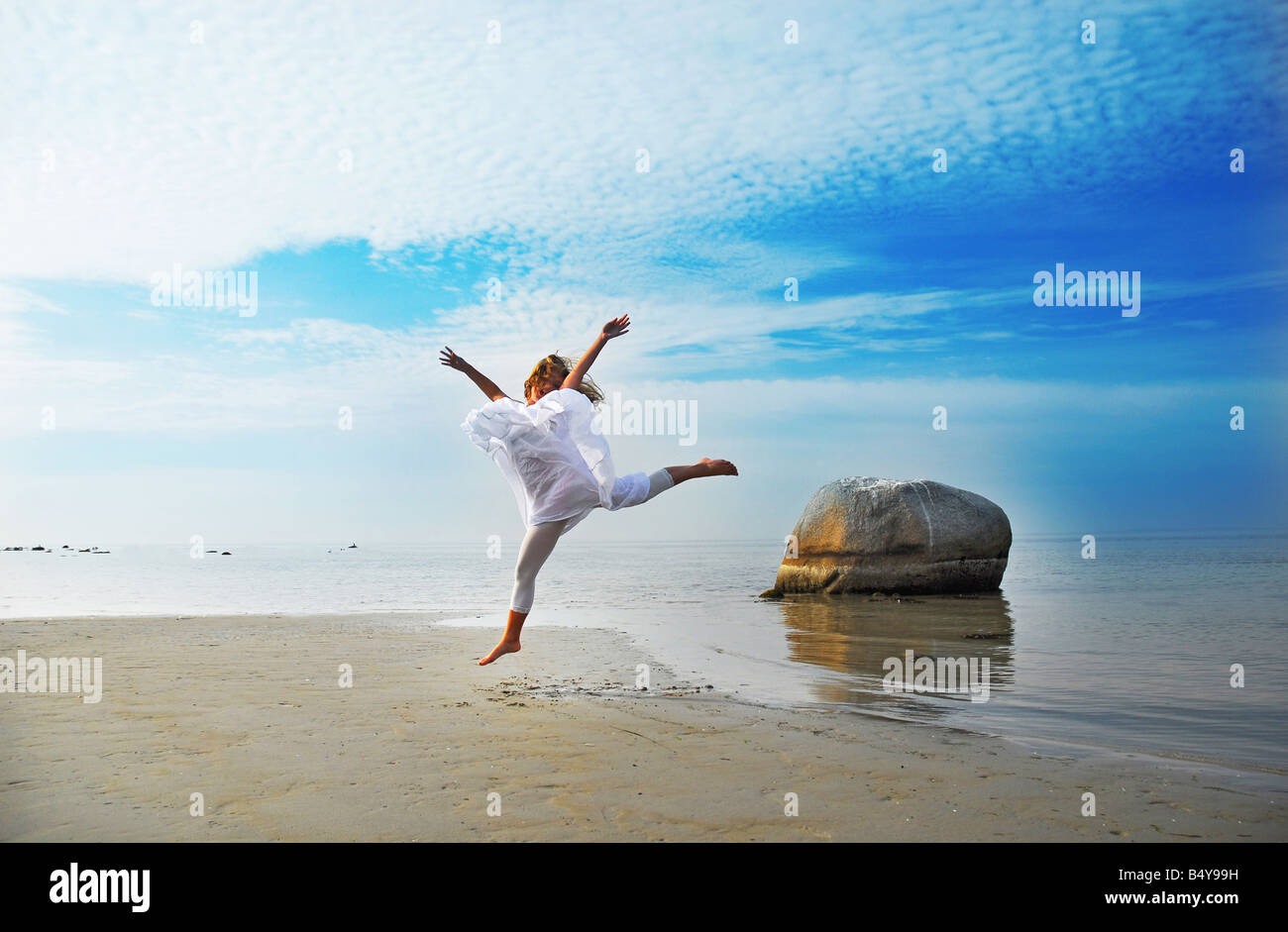 Dancing girl sur la plage Banque D'Images