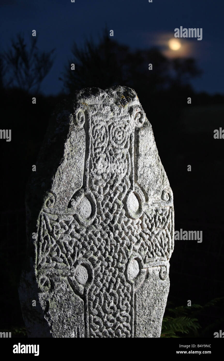 Dalle de pierre sculptée avec Croix celtique design, sur les rives du Loch Kinord dans Aberdeenshire, Ecosse, Royaume-Uni Banque D'Images