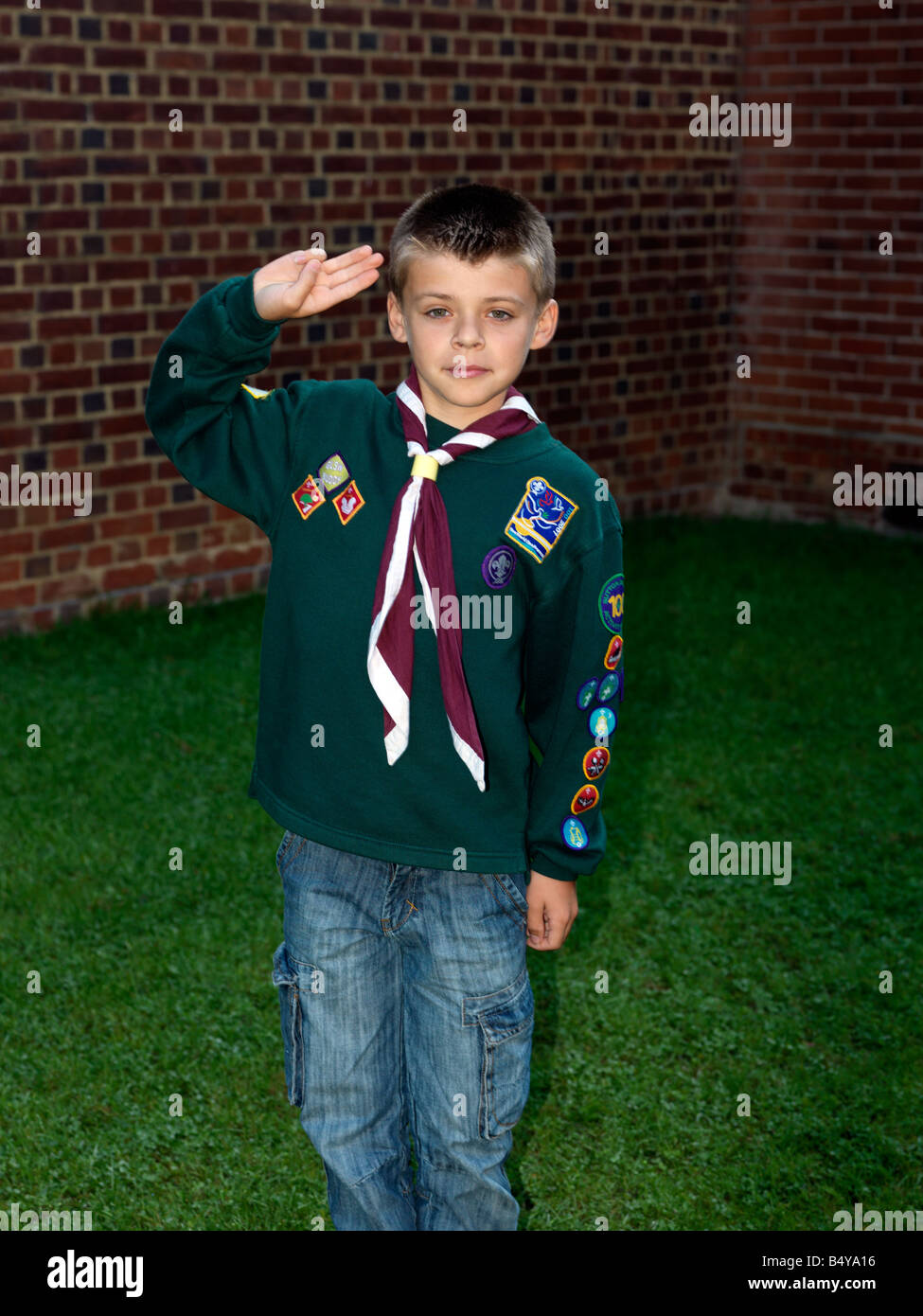 Cub Scout en uniforme avec insignes Banque D'Images
