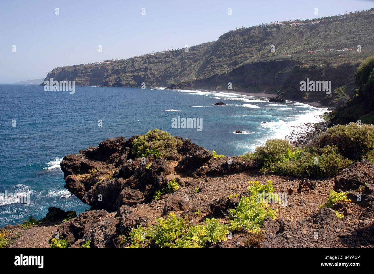 Les falaises spectaculaires et le littoral à l'Est de Puerto de la Cruz à Tenerife Banque D'Images