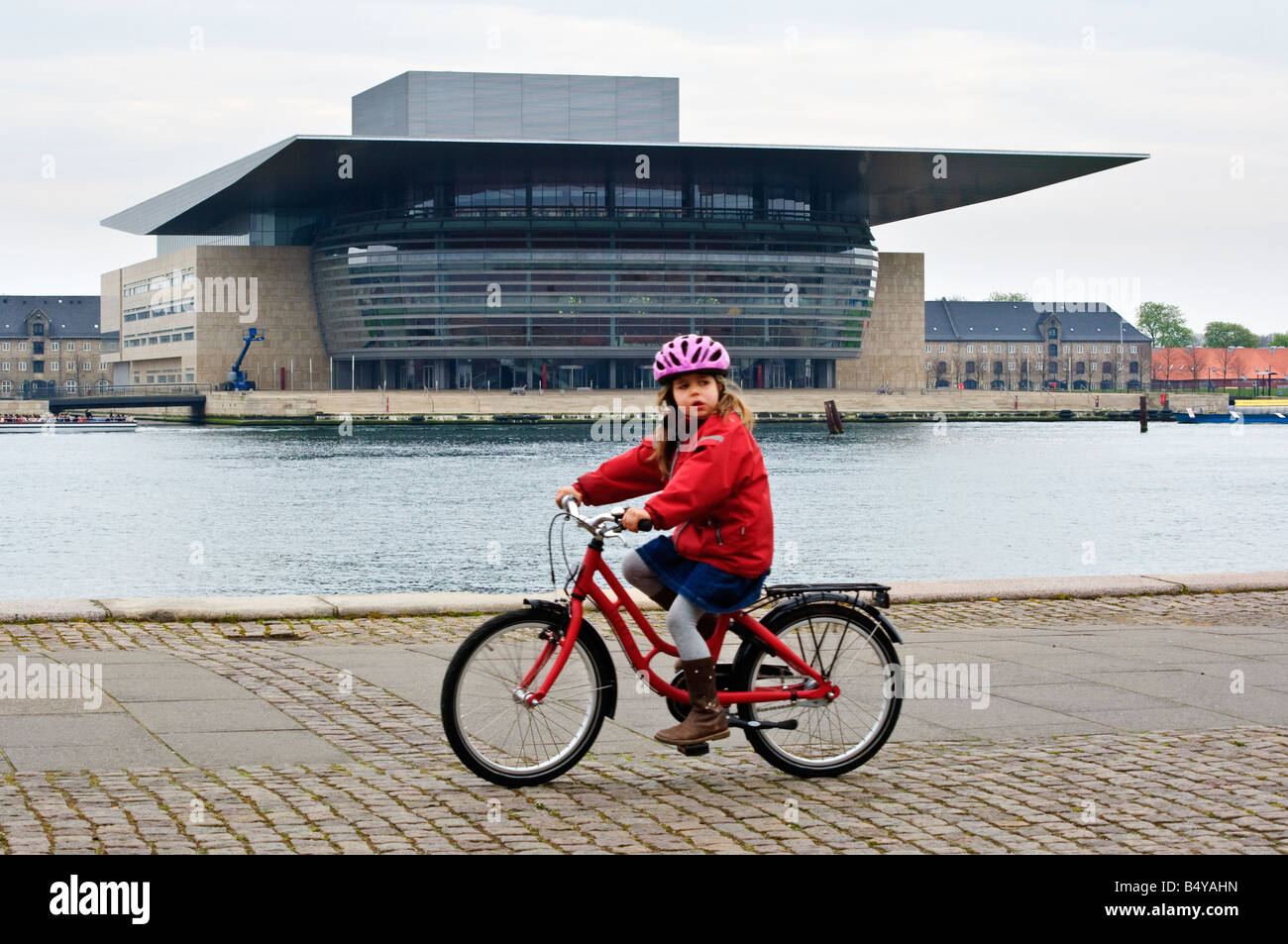 Les jeunes cyclistes sur le front de mer, face à l'Opéra Operaen København Copenhagen Banque D'Images