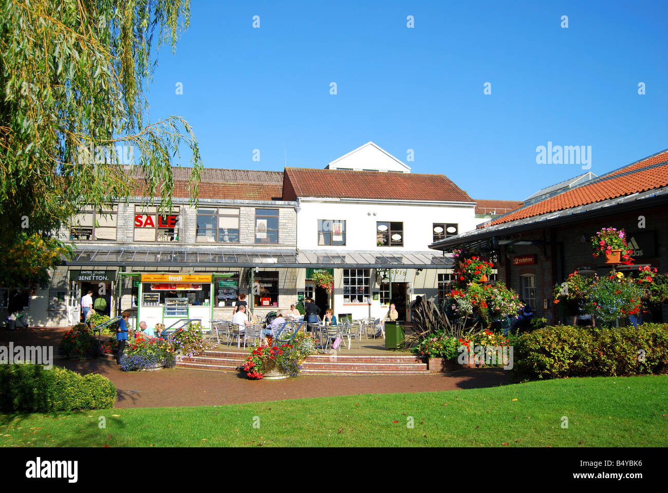 Café extérieur, magasins d'usine Clarks Village Somerset, Farm Road, Street, Somerset, Angleterre, Royaume-Uni Banque D'Images