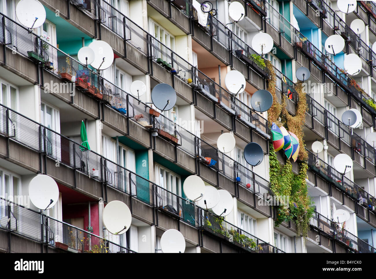 De nombreuses paraboles fixées sur un balcon de l'immeuble construit comme le logement social à Pallasstrasse à Schoneberg Berlin Banque D'Images