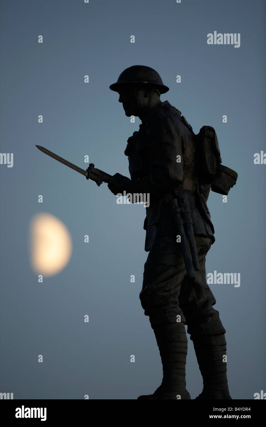 Lune partielle s'élève au-dessus de War Memorial statue de la seconde guerre mondiale, soldat britannique à portstewart le comté de Londonderry en Irlande du Nord uk Banque D'Images