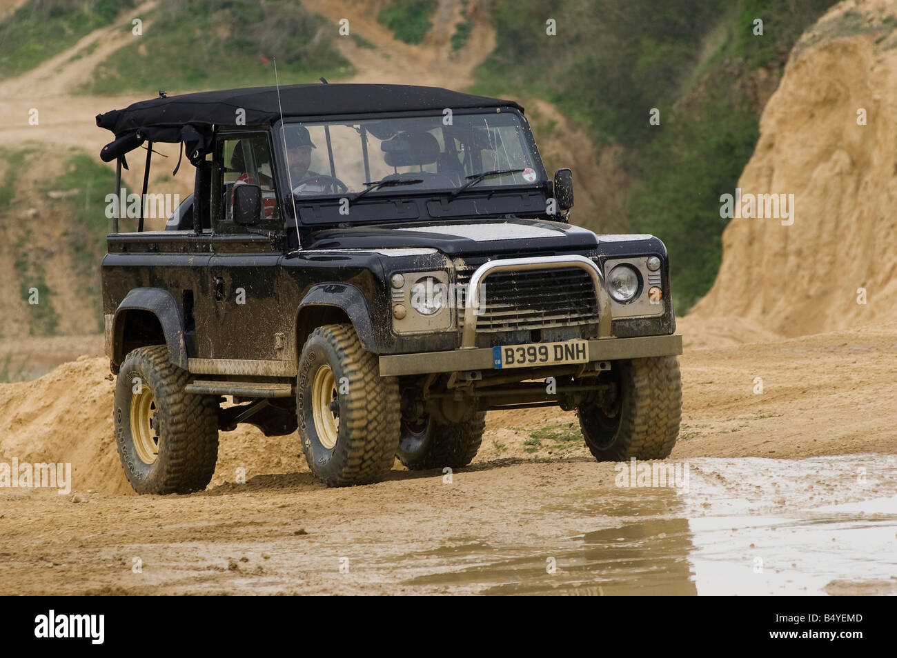 Land Rover Defender conduite tout-terrain. Banque D'Images