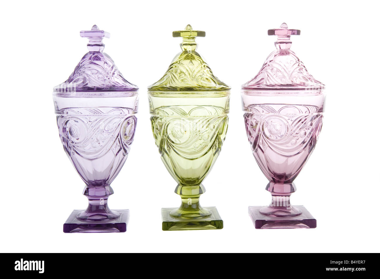 Trois vieux bocaux en verre taillé de candy isolated on white Banque D'Images