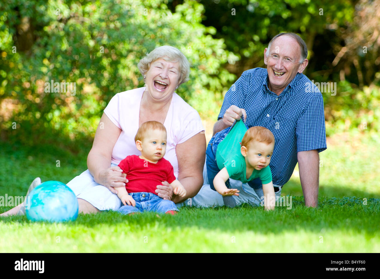 Beautiful Young Baby Twin Boys Banque D Image Et Photos Alamy