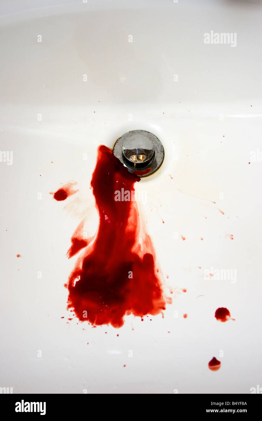 Le sang circule dans le drain de l'évier. Le sang commence à coaguler dans l'évier. Banque D'Images