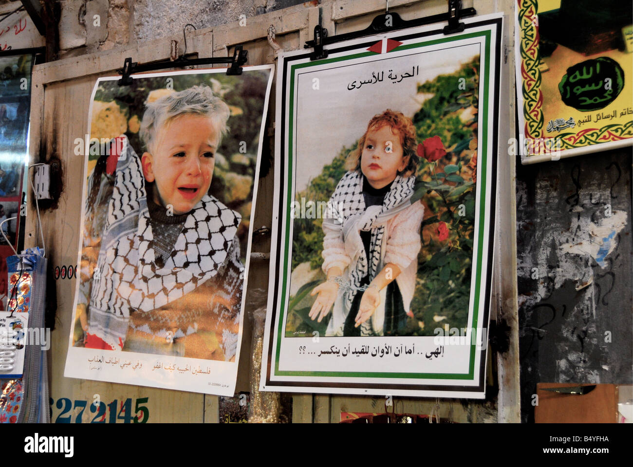 Des affiches pour la vente d'enfants Palestiniens martyrs habillés comme des kamikazes, sous le dôme du Rocher à Jérusalem. Banque D'Images