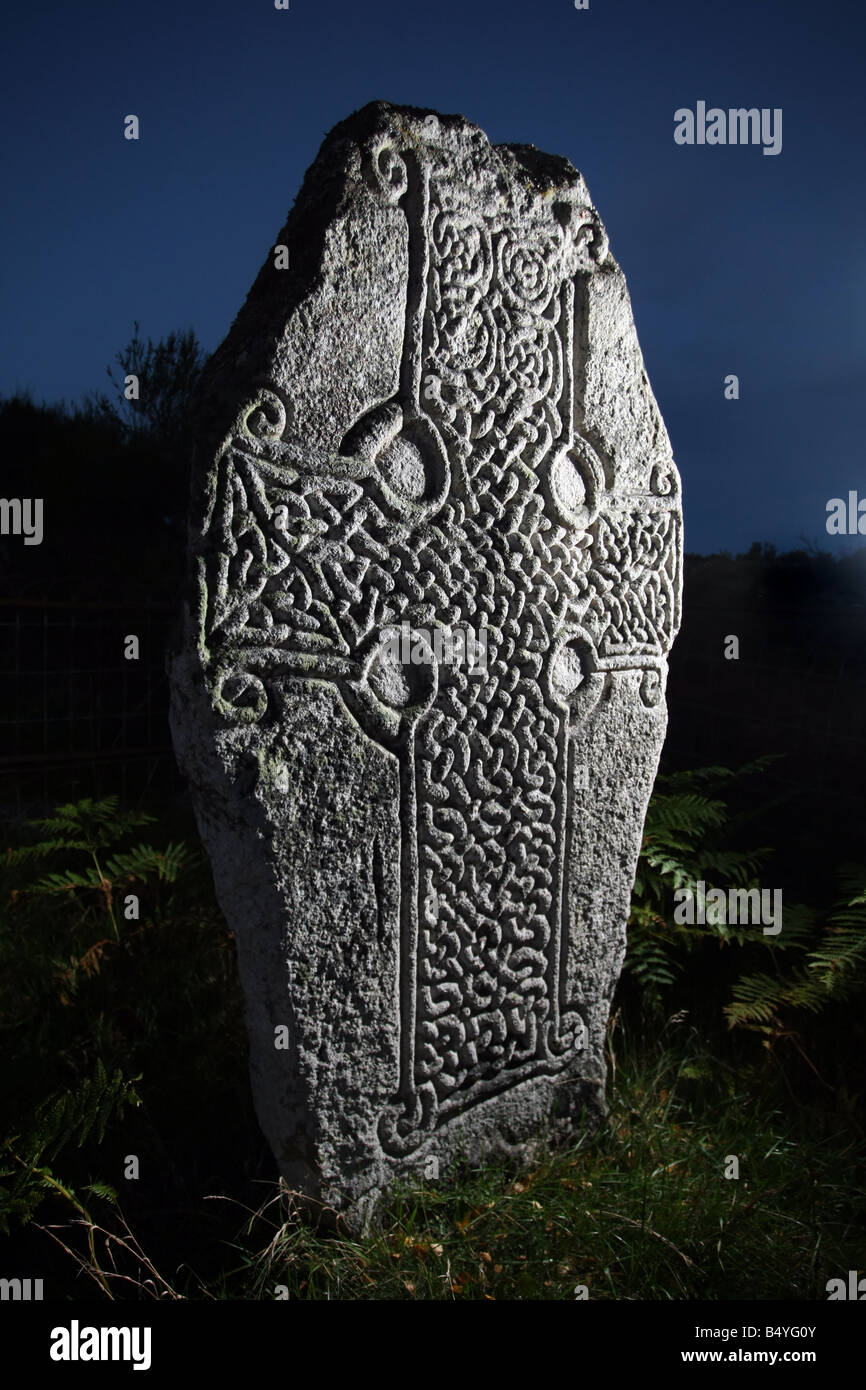 Dalle de pierre sculptée avec Croix celtique design, sur les rives du Loch Kinord dans Aberdeenshire, Ecosse, Royaume-Uni Banque D'Images