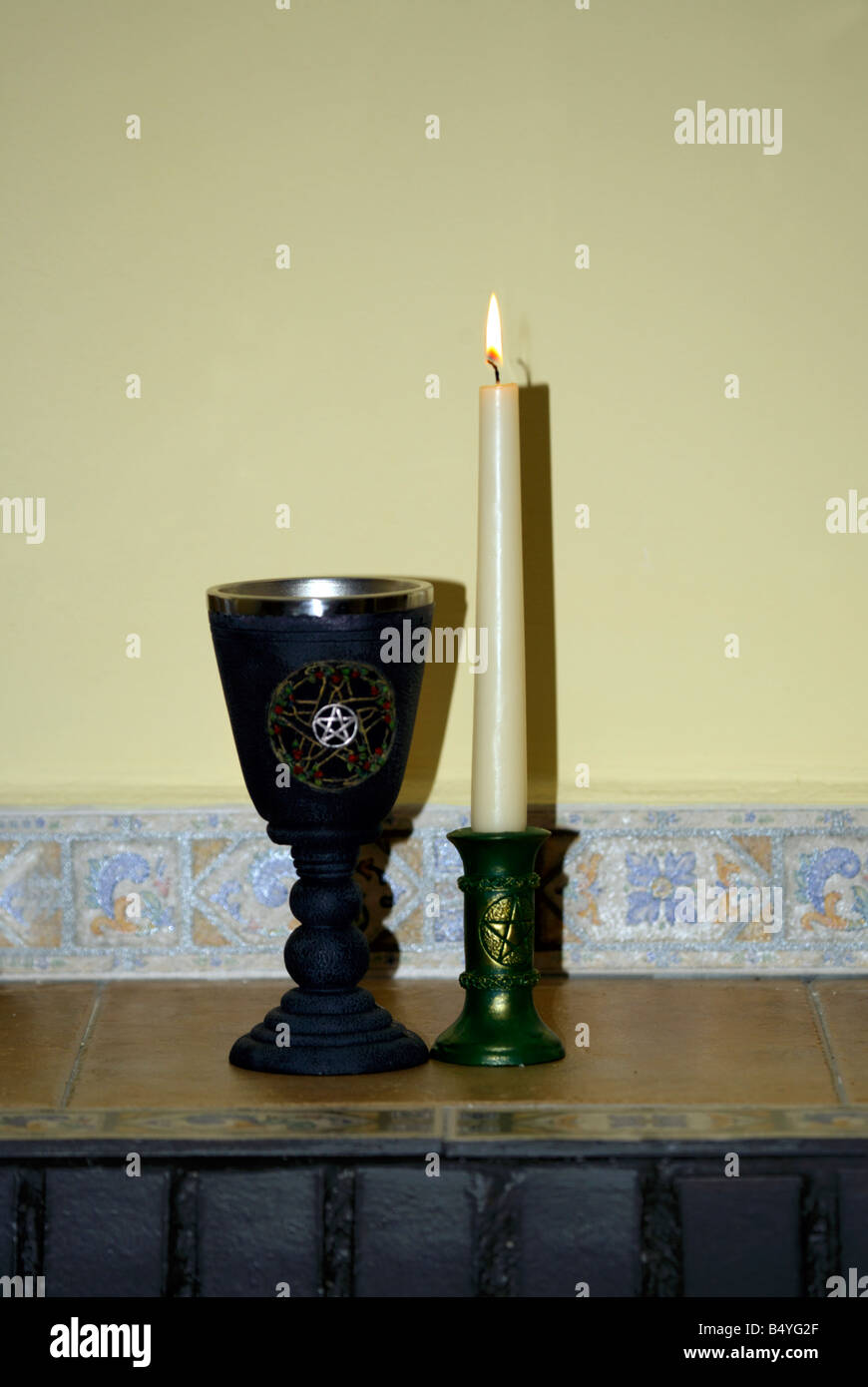 Autel wiccan avec bougie et calice Wicca pentagramme avec la sorcellerie païenne vieille religion cérémonie religieuse sacré rituel obj Banque D'Images