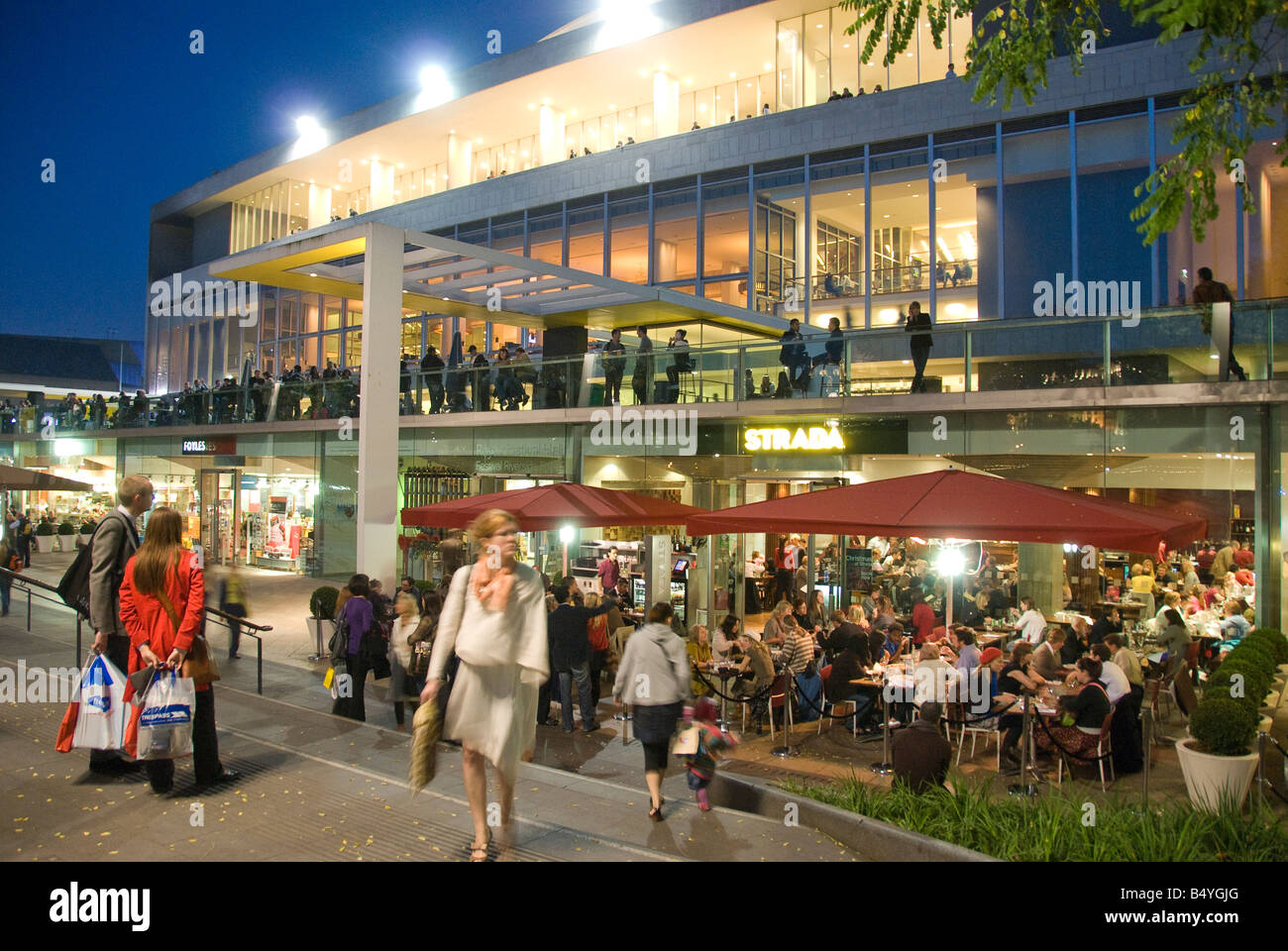 Restaurants et bar à l'extérieur du Royal Festival Hall sur la rive sud de Londres Banque D'Images
