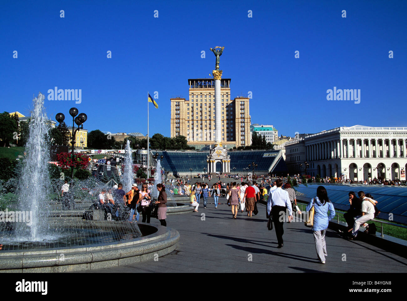 Les gens de la place Maidan Nezalezhnosti Place de l'Indépendance à Kiev, Ukraine Banque D'Images