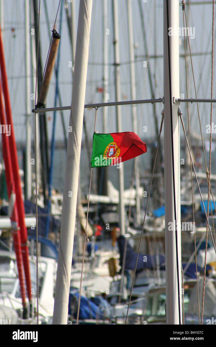 Un drapeau portugais attaché à un bateau à voile Banque D'Images