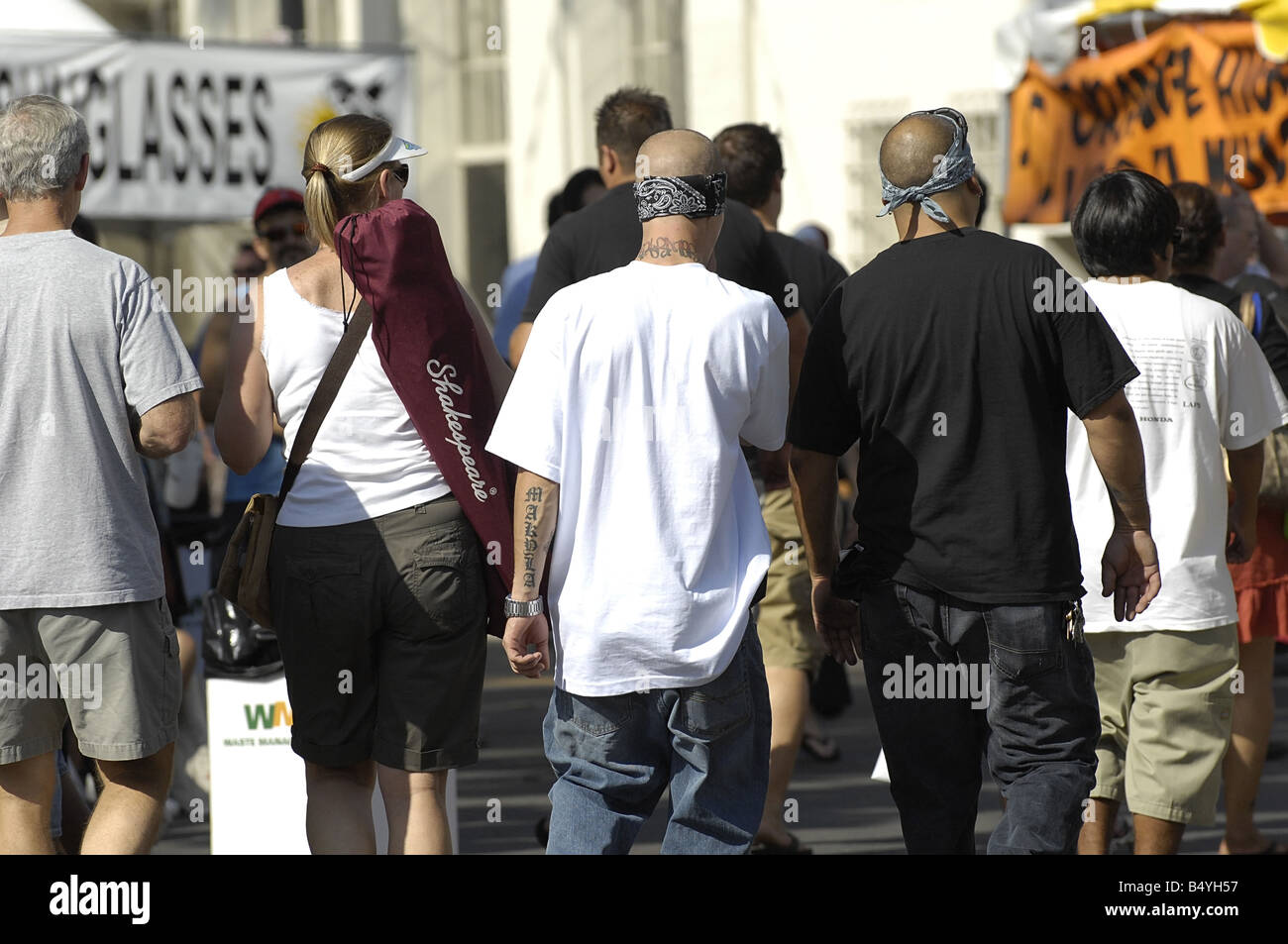 Les membres de gangs de rue présumés marche à travers une rue bondée juste Banque D'Images