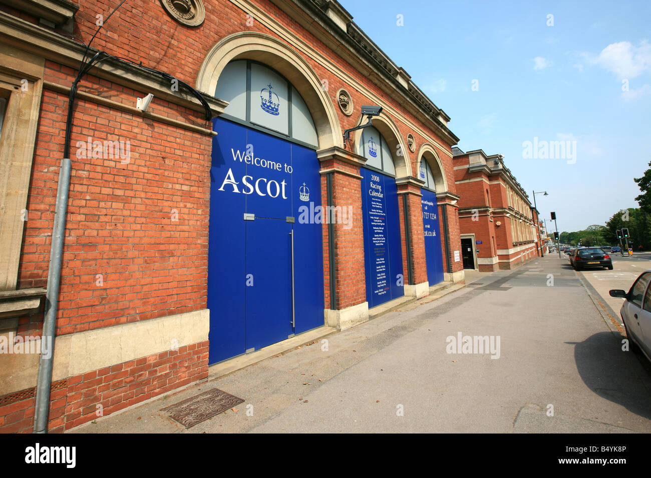Royal Ascot Hippodrome welcome sign avec couronne Banque D'Images