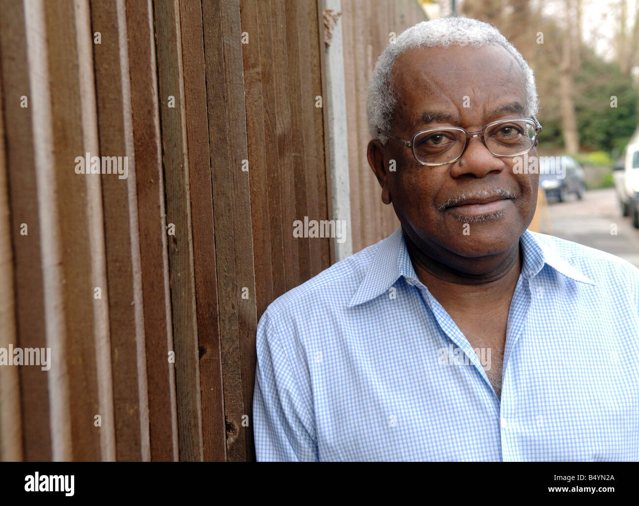 Sir Trevor McDonald en photo près de sa maison à East Sheen, au sud ouest de Londres. Sir Trevor affirme qu'il ne connaît rien à son retour à la lecture des 10 heures news sur ITV.;le 12 avril 2007 ; Banque D'Images