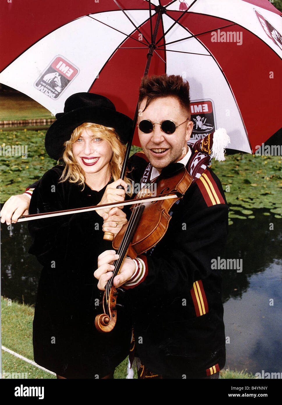 Le violoniste Nigel Kennedy avec petite amie Brixie Smith Banque D'Images
