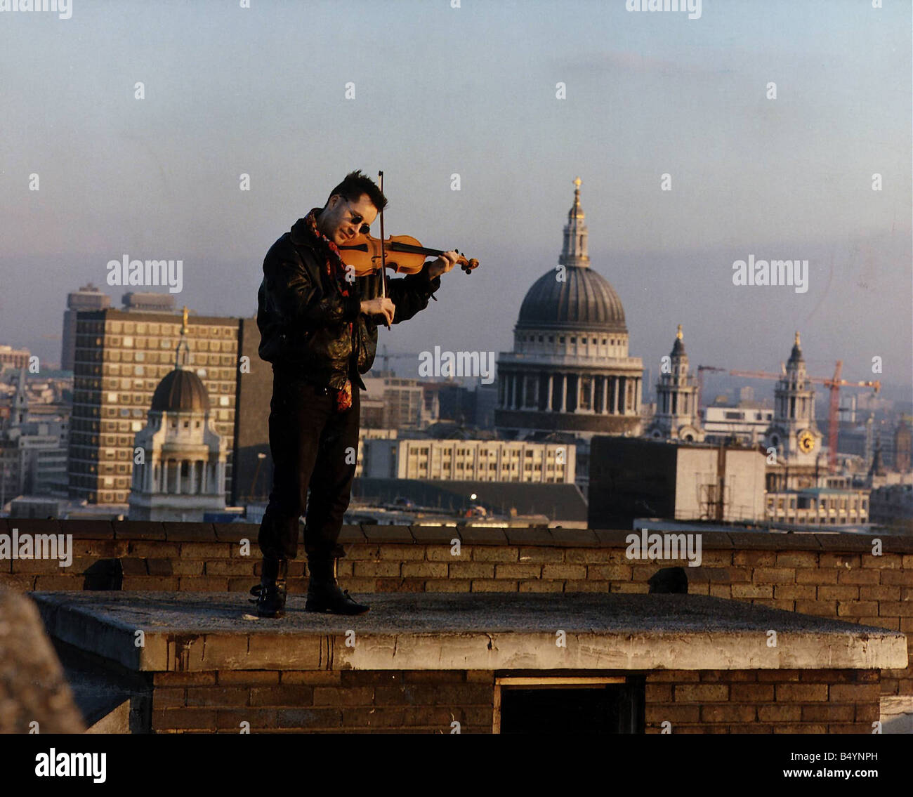 Le violoniste Nigel Kennedy jouant sur le toit Banque D'Images