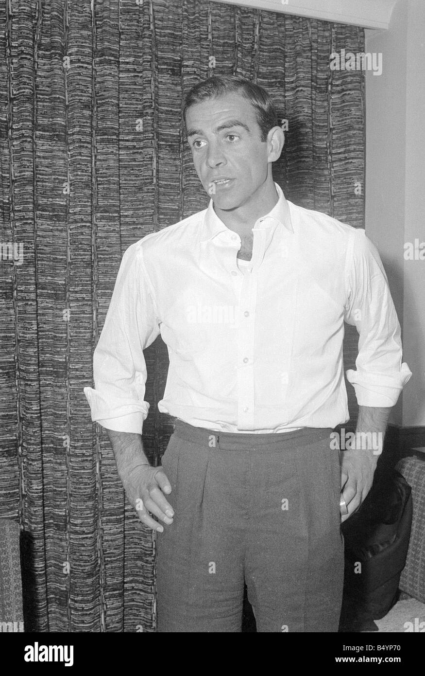 L'acteur Sean Connery vu ici à Pinewood Studios avant le tournage du film de James Bond from Russia with Love Acteur 1962 Divertissement 1960 gqmagazineusa gqmagazineusa gqmagazineusa Mirrorpix gqmagazineusa gqmagazineusa Banque D'Images