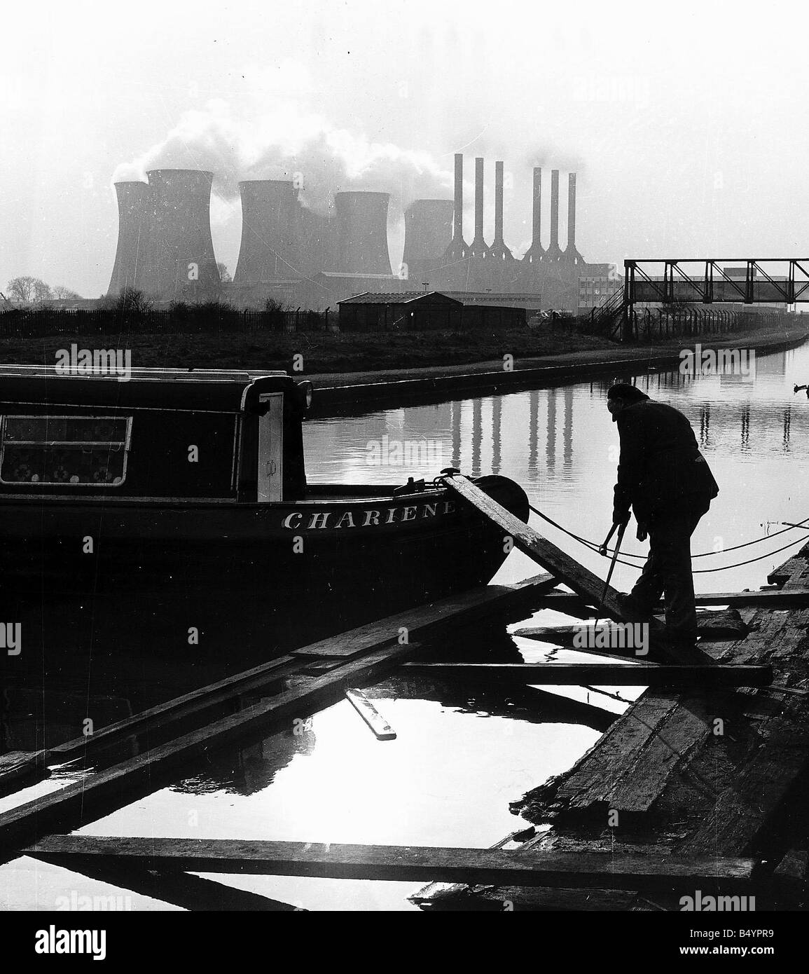 Scène industrielle avec canal et long voile 1971 everettselected Banque D'Images