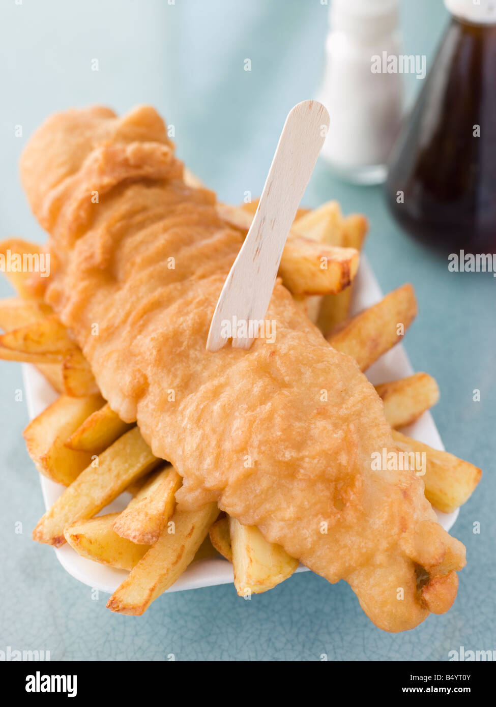 Portion de poisson et frites sur un Bac en polystyrène Banque D'Images