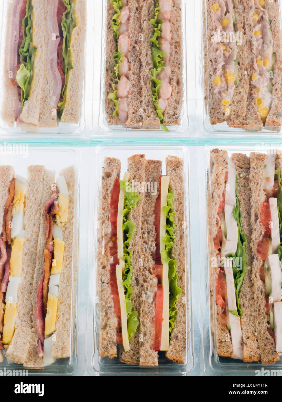 Sélection de sandwiches à emporter en triangles en plastique Banque D'Images