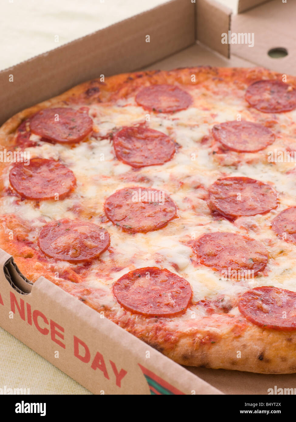 Pizza au pepperoni, dans une boîte à emporter Banque D'Images