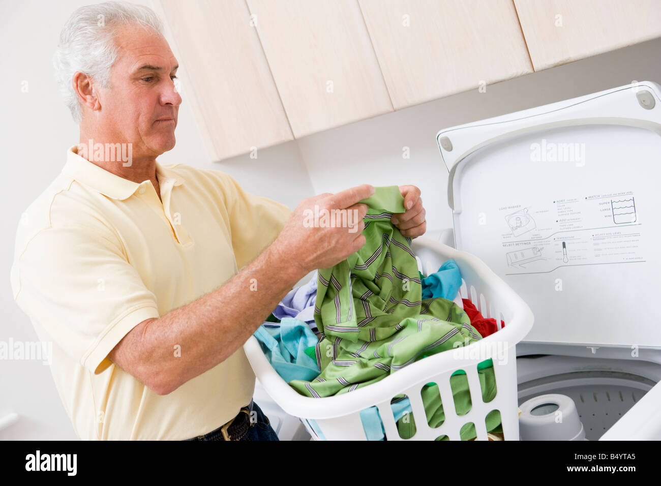 Man reading Instructions de lavage Banque D'Images