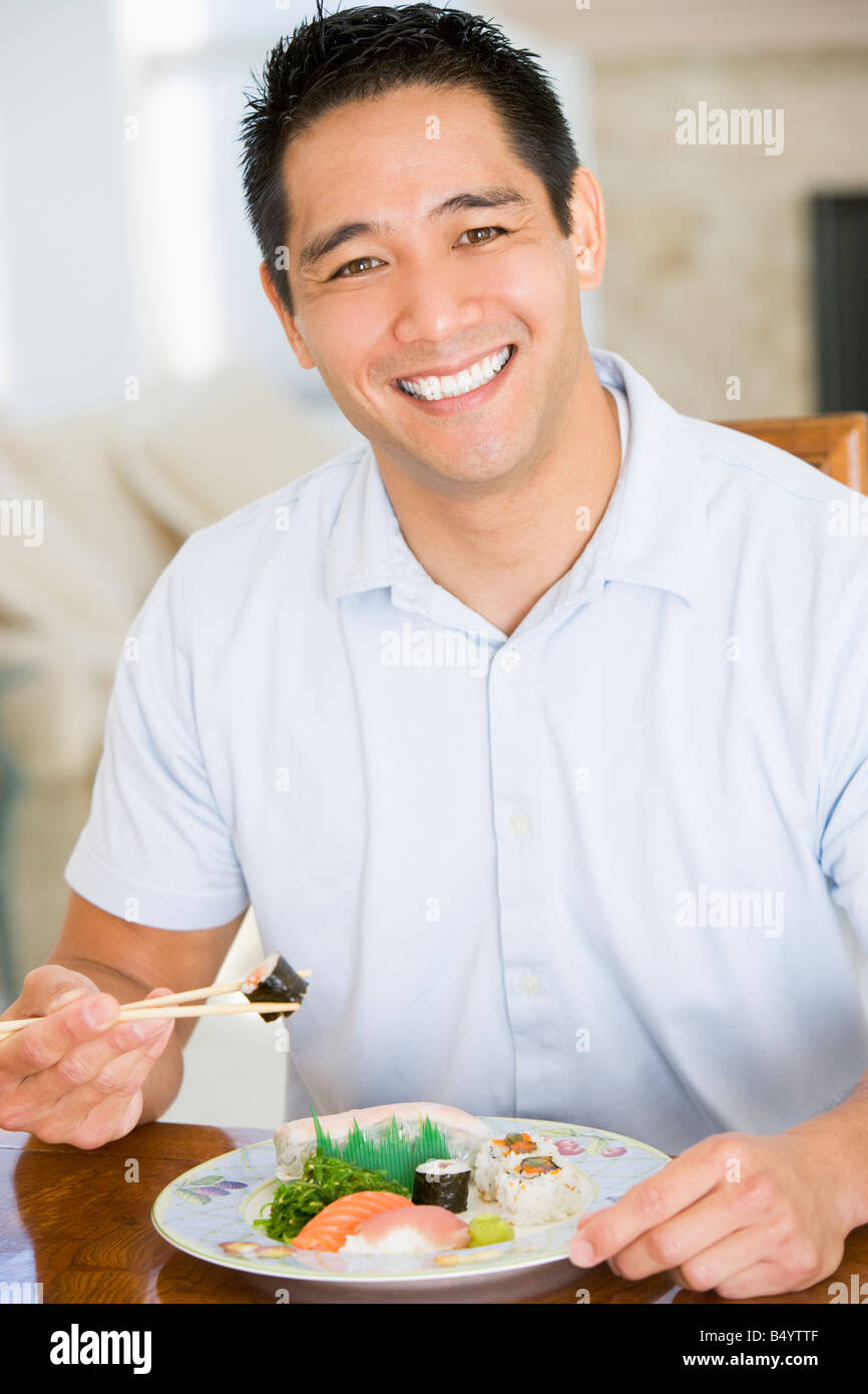 Man Enjoying Chinese Food With Chopsticks Banque D'Images