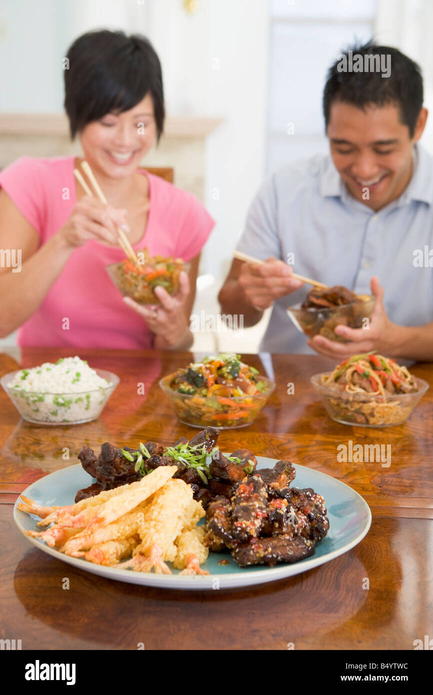 Jeune couple Enjoying Chinese Food Banque D'Images