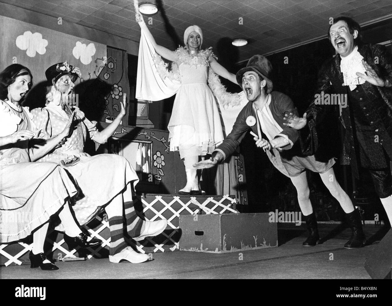 Le groupe de théâtre expérimental Bruvvers à High Point en Whitley Bay Club folk un peu d'une dégringolade pour Steve Bouton comme Snatchit et Mike moule comme Grabbit Banque D'Images