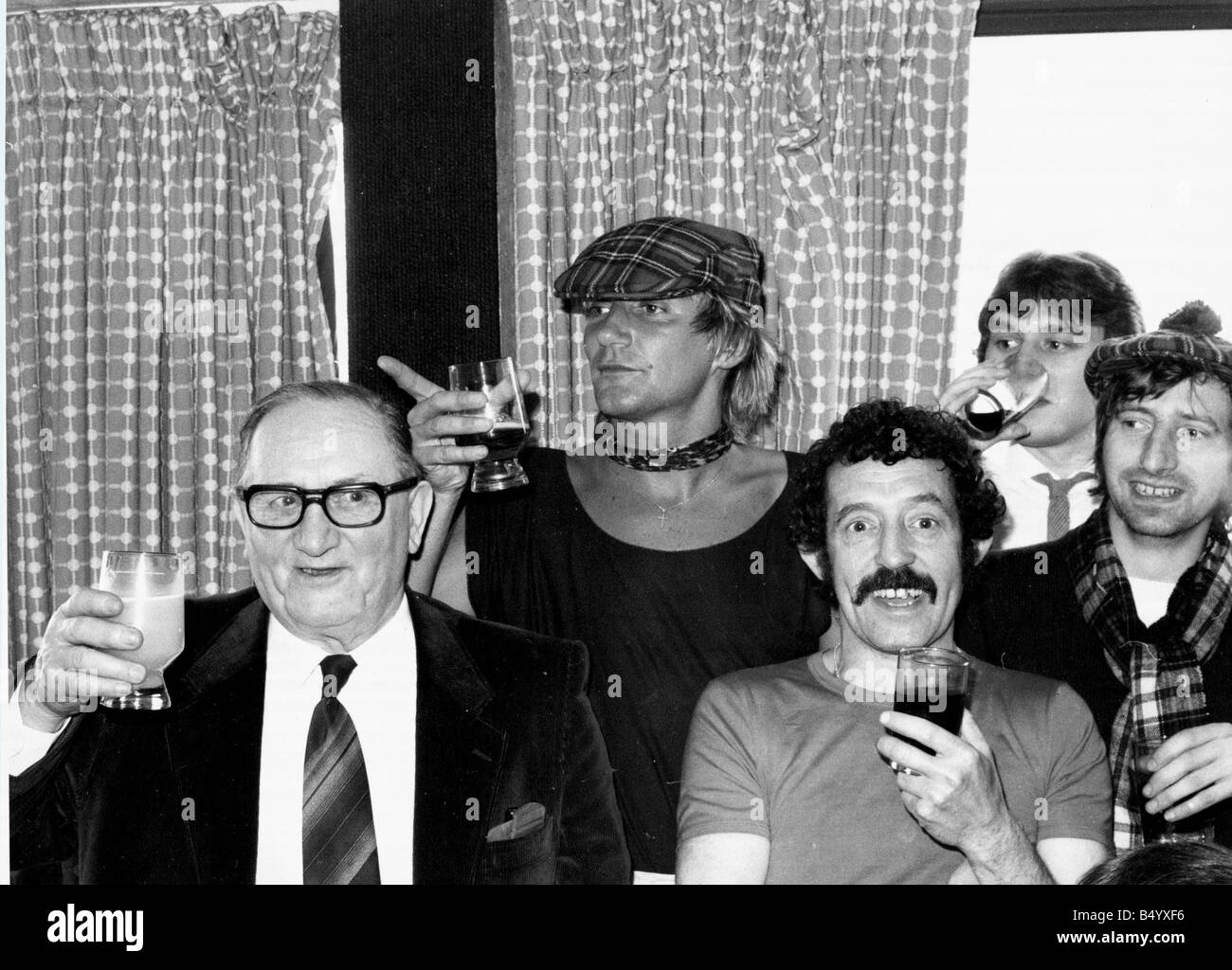 L'Écosse s superstar rock Rod Stewart célèbre avec un verre après l'Angleterre v Ecosse Home International Championship match chanteur musicien rock star vêtements écossais Scottish hat doigt bière potable joueurs de football Mai 1980 1980 Banque D'Images