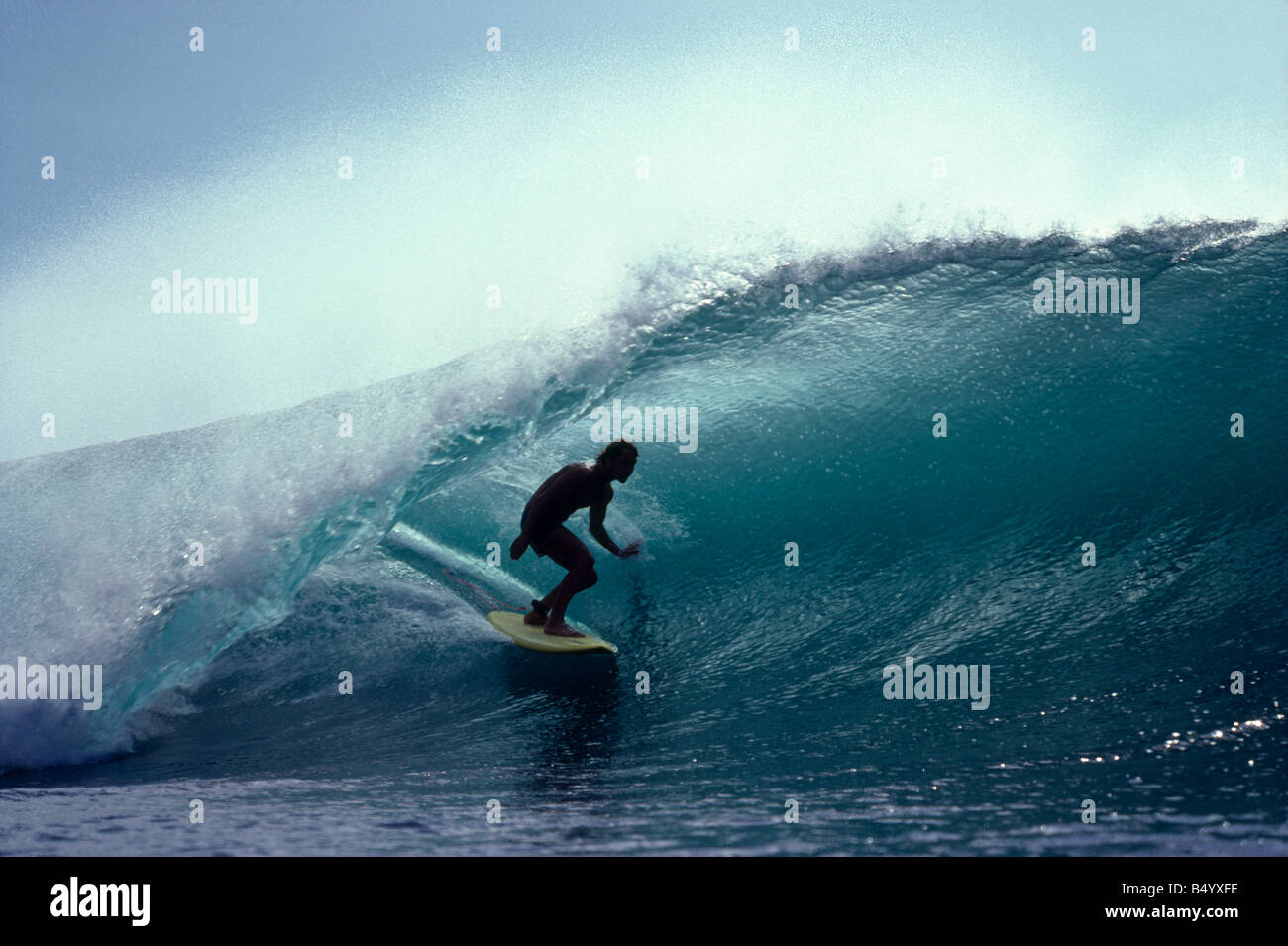 La circonscription de surfeur barell d'une vague à Padang Padang Bali Indonésie Banque D'Images La circonscription de surfeur barell d'une vague à Padang Padang Bali Indonésie Banque D'Images