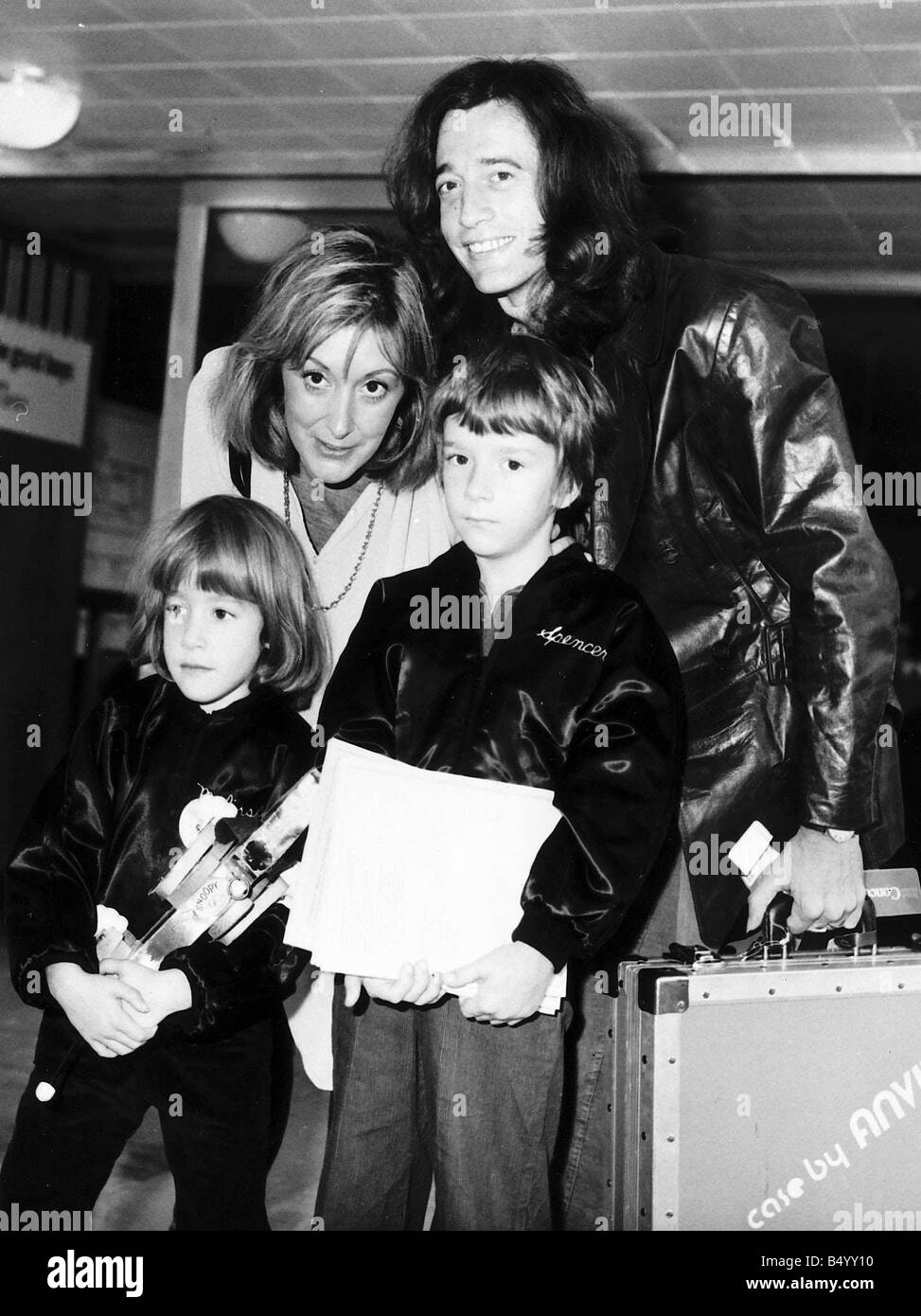 Le groupe pop Bee Gees Robin Gibb 1979 avec femme et enfants Molly Melissa 5 et Spencer 7 Banque D'Images