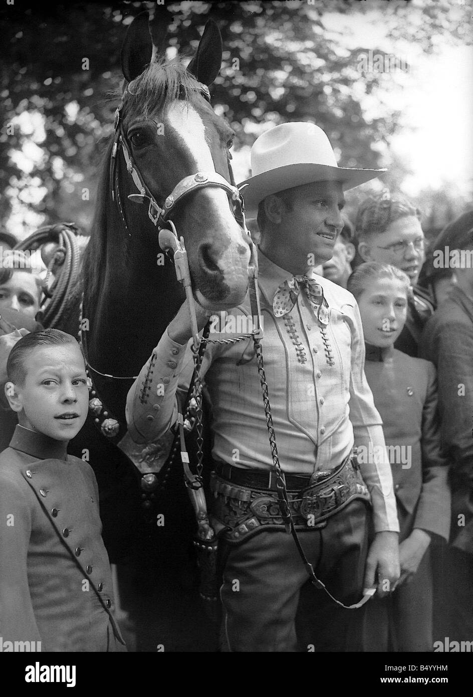 Gene Autry OP161M 2583 Né le 29 septembre 1907 est mort le 2 octobre 1998 Acteur et auteur-compositeur Gene Autry Autry combiné son actig et talents de chanteur à grand effet il est apparu principalement dans des westerns et souvent l'habitude de chanter ses chansons country et western dans le cadre de la partition Autry a été découvert lors d'une intervention sur un chemin de fer et a bientôt eu sa propre émission de radio puis, il part pour Hollywood où il s'est avéré un tel succès que seulement un an plus tard en 1935, il est numéro un d'Hollywood star en réponse à ce qu'il insistait sur une énorme augmentation de salaire l'affichage de certaines de ses ledgendary dès à présent des affaires Banque D'Images