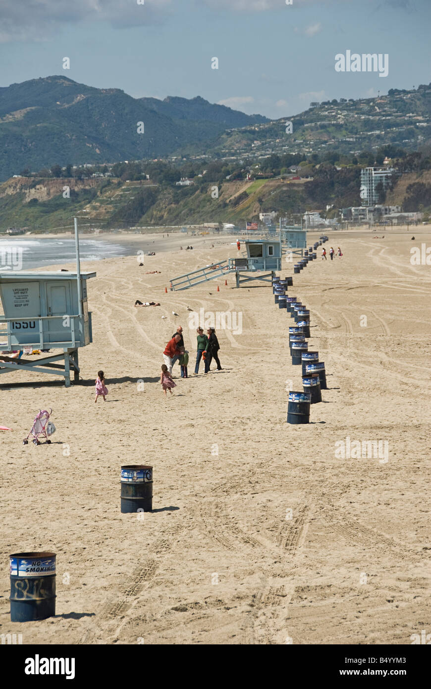 La plage de Santa Monica CA Personnes foule reposant, piscine, prendre le soleil et avoir l'amusement jouer des jeux, châteaux de sable, la marche, les vagues Banque D'Images