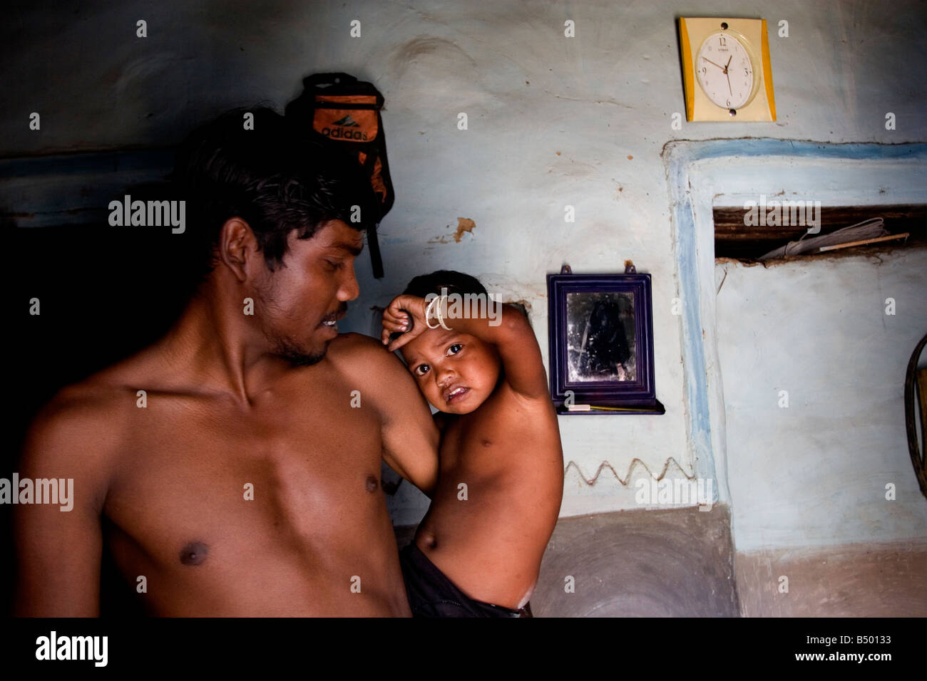 Un partage de l'homme rural un joyeux moment avec son enfant au Bengale rural,Inde Banque D'Images