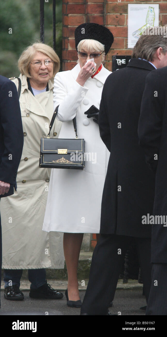 Êtes-vous d'être servi acteur Wendy Richard arrive à John Inman s funérailles au crématorium Golders Green aujourd'hui 23 mars 2007 Banque D'Images