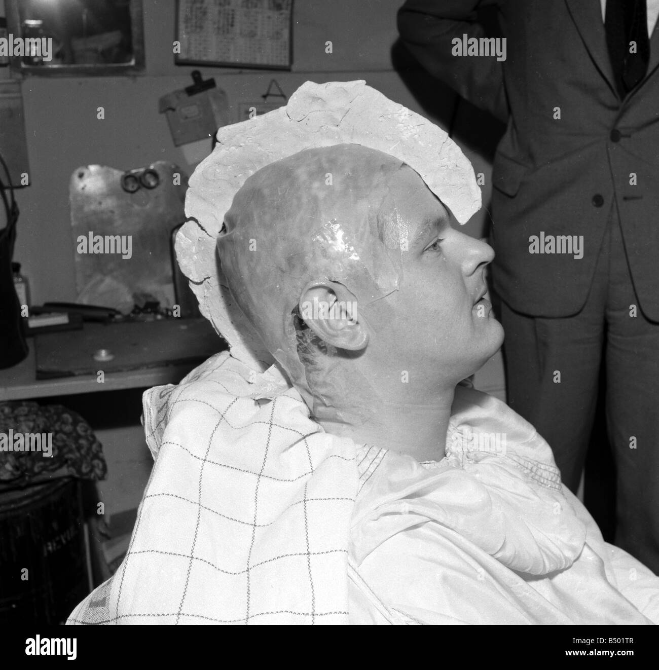 Benny Hill comédien ayant un plâtre de son crâne, une perruque peut être correctement équipé. &# 13 ;&# 10;Circa 1958&# 13 ;&# 10;tr Banque D'Images