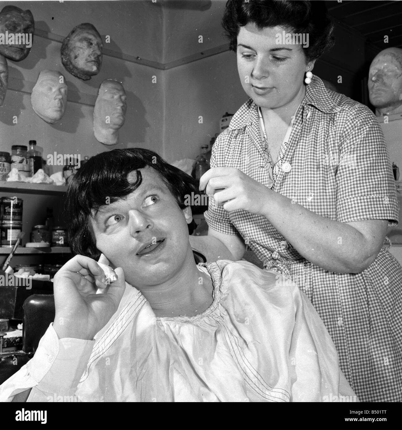 Benny Hill comédien vu ici avoir une perruque monté dans l'atelier,&# 13 ;&# 10;Circa 1958&# 13 ;&# 10;tr Banque D'Images