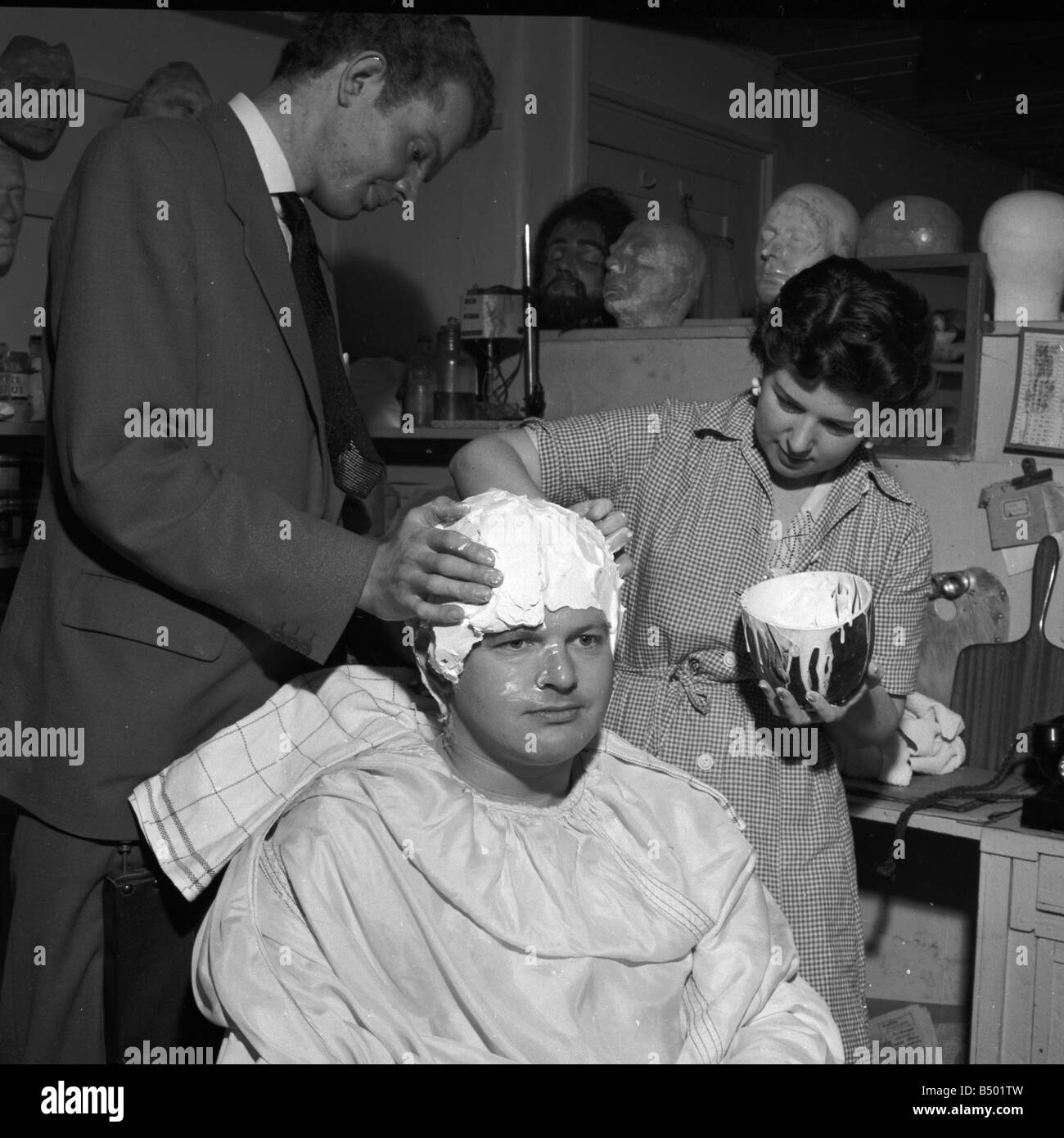 Benny Hill comédien ayant un plâtre de son crâne, une perruque peut être correctement équipé. &# 13 ;&# 10;Circa 1958&# 13 ;&# 10;tr Banque D'Images