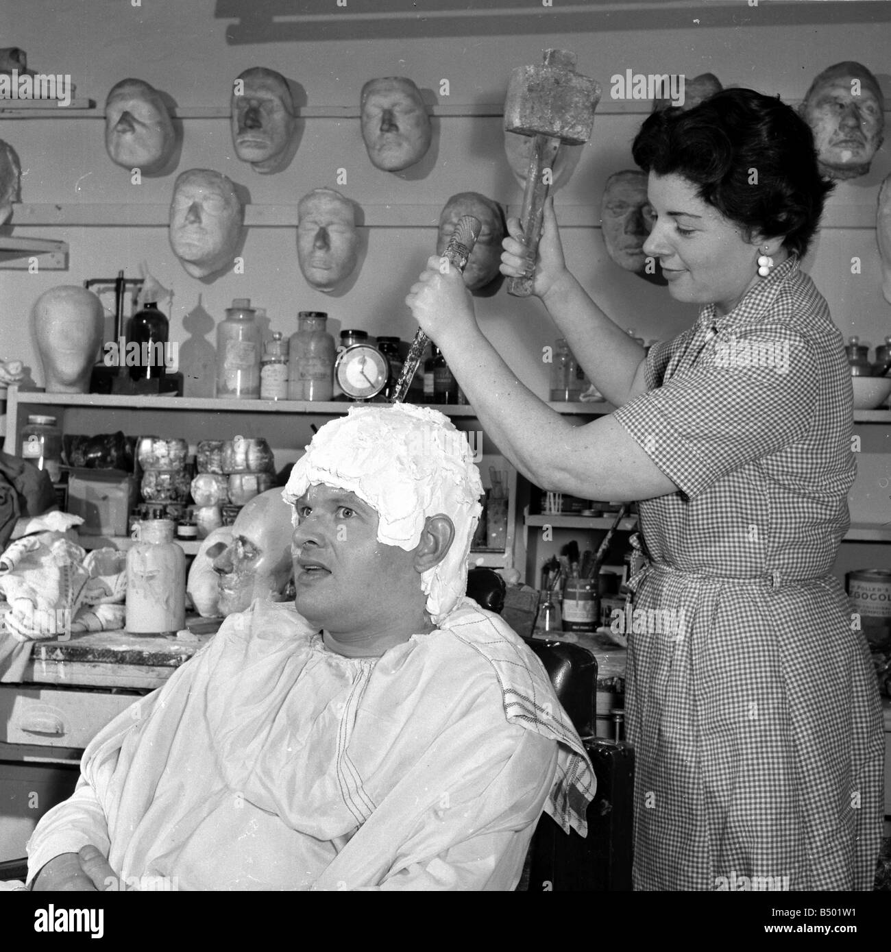 Benny Hill comédien ayant un plâtre de son crâne, une perruque peut être équipé correctement. ;Composent girl vu ici briser Banque D'Images