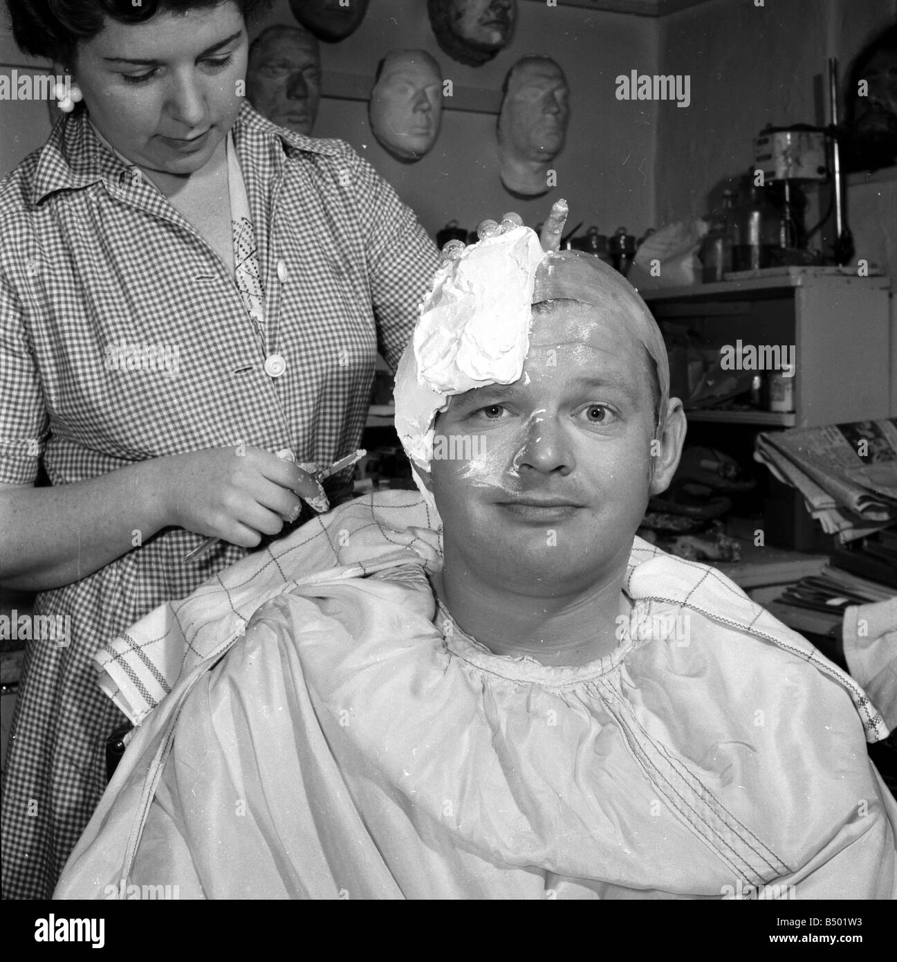 Benny Hill comédien ayant un plâtre de son crâne, une perruque peut être faite. &# 13 ;&# 10;Circa 1958&# 13 ;&# 10;tr Banque D'Images