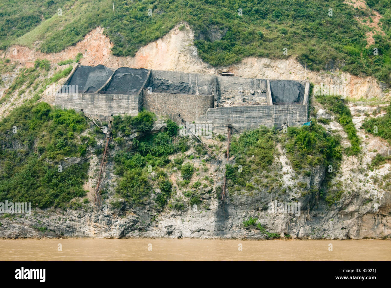 Stockage du charbon ou des bunkers sur les rives de la rivière Yangtze, Chine Banque D'Images