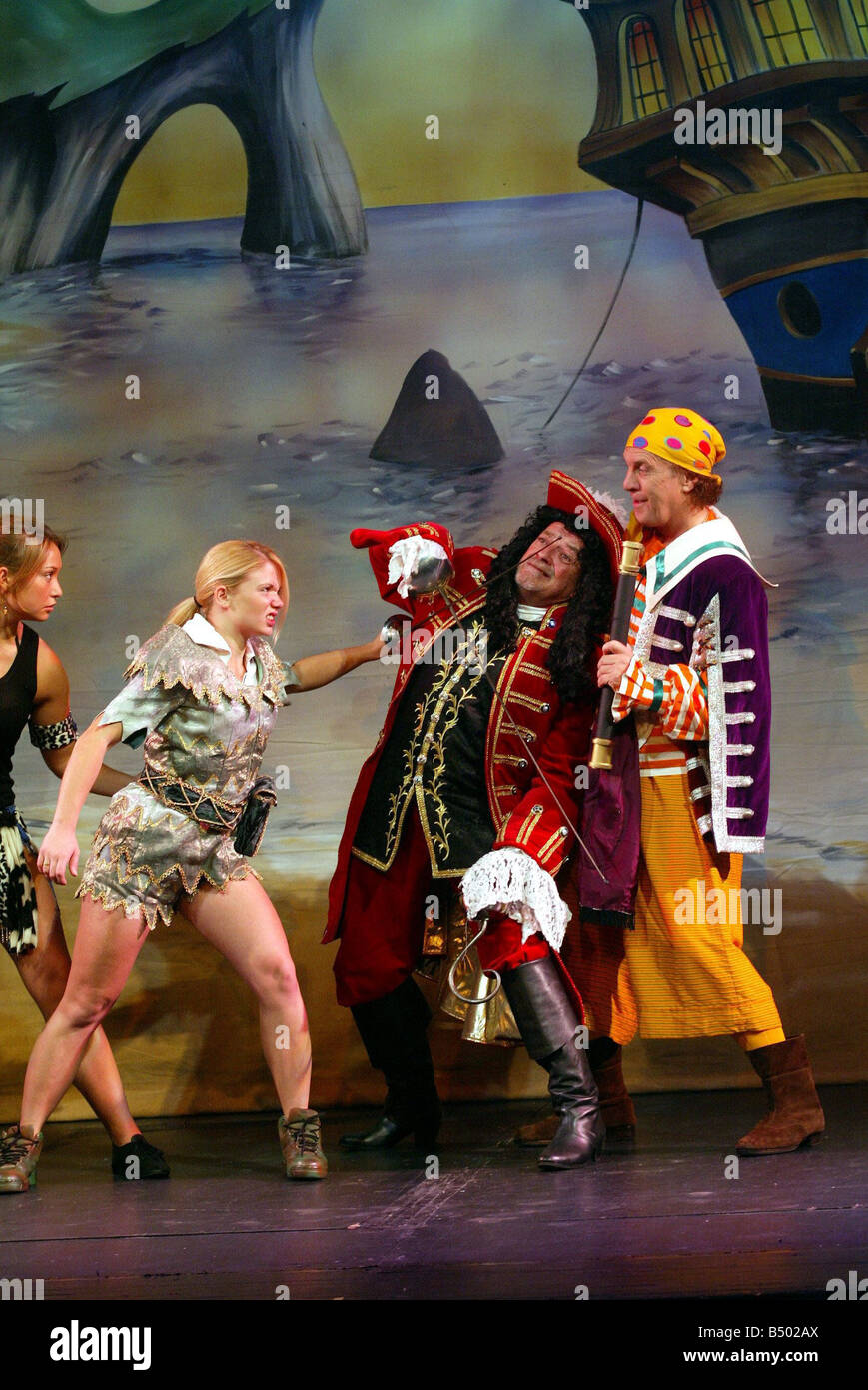 Théâtre Royal de la Pantomime Tim Healy comme capitaine crochet et Stacey Cadman comme Peter Pan dans la comédie du même nom Banque D'Images