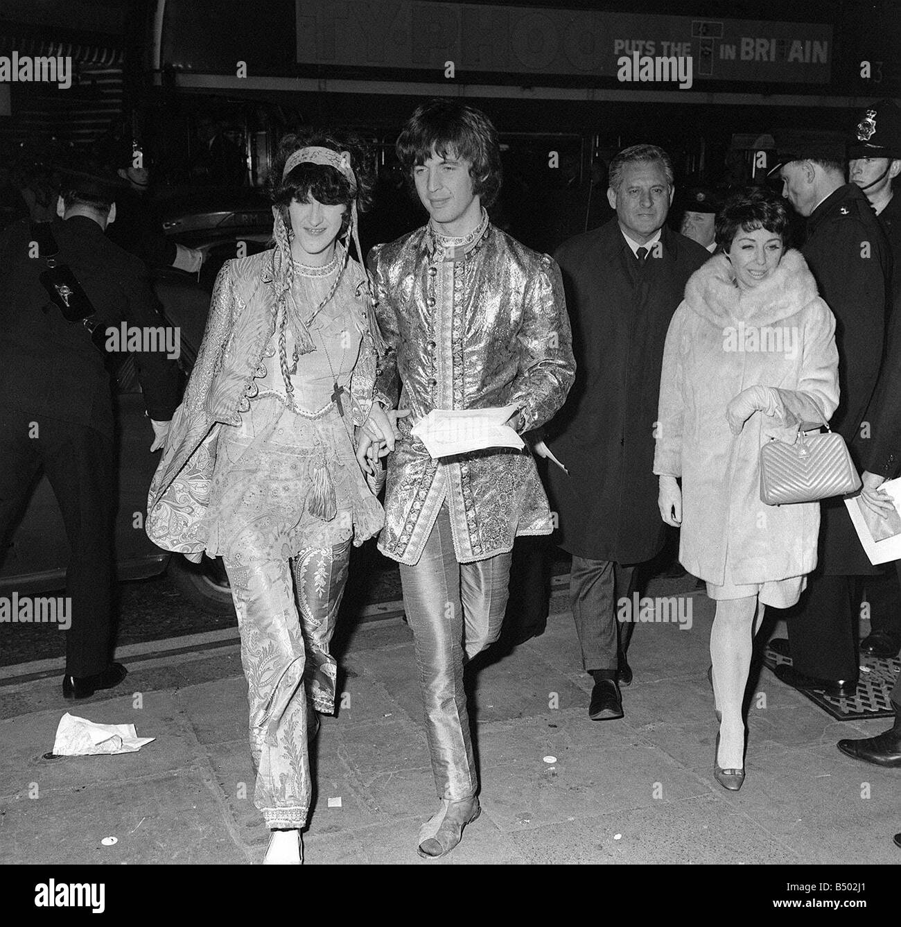 Eric Clapton du groupe rock progressiste Oct 1967 Crème arrivant avec invités au premier ministre de le film que j'ai remporté la guerre Swinging Sixties Collection Banque D'Images